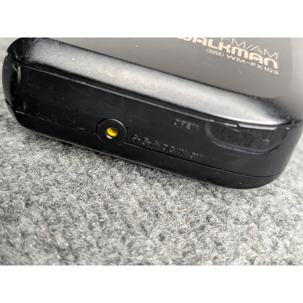 Sony Walkman FM/AM WM-FX103 Radio Cassette Player Mega Base Anti-Rolling Black‎